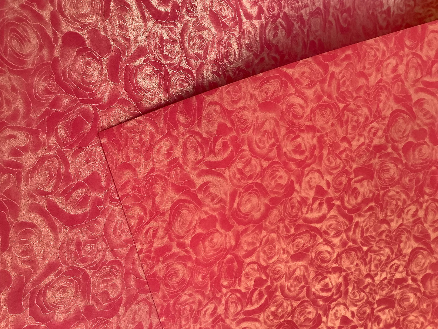 CART. METÁLICA "M" ROSAS ROJA 58X89 240g