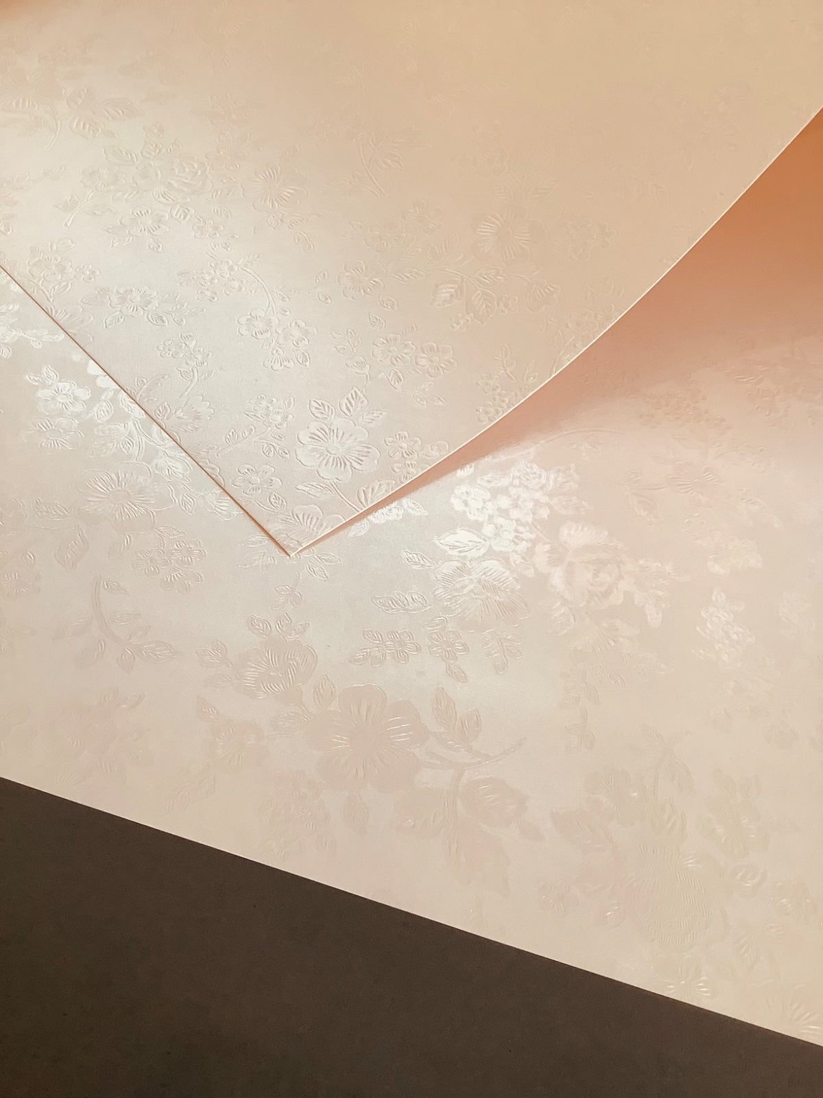 CART. METÁLICA "M" FLORES OLOR ROSAS 58X89 240g ORO