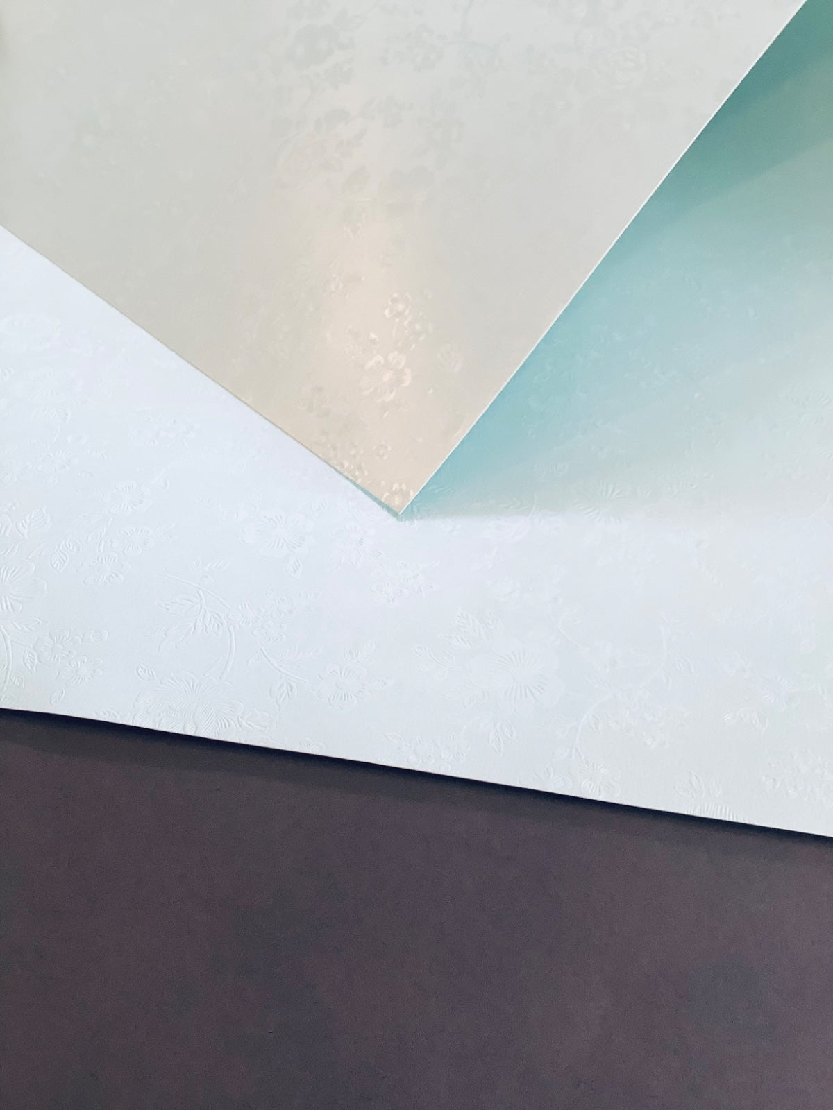 CART. METÁLICA "M" FLORES OLOR ROSAS 58X89 240g AZUL