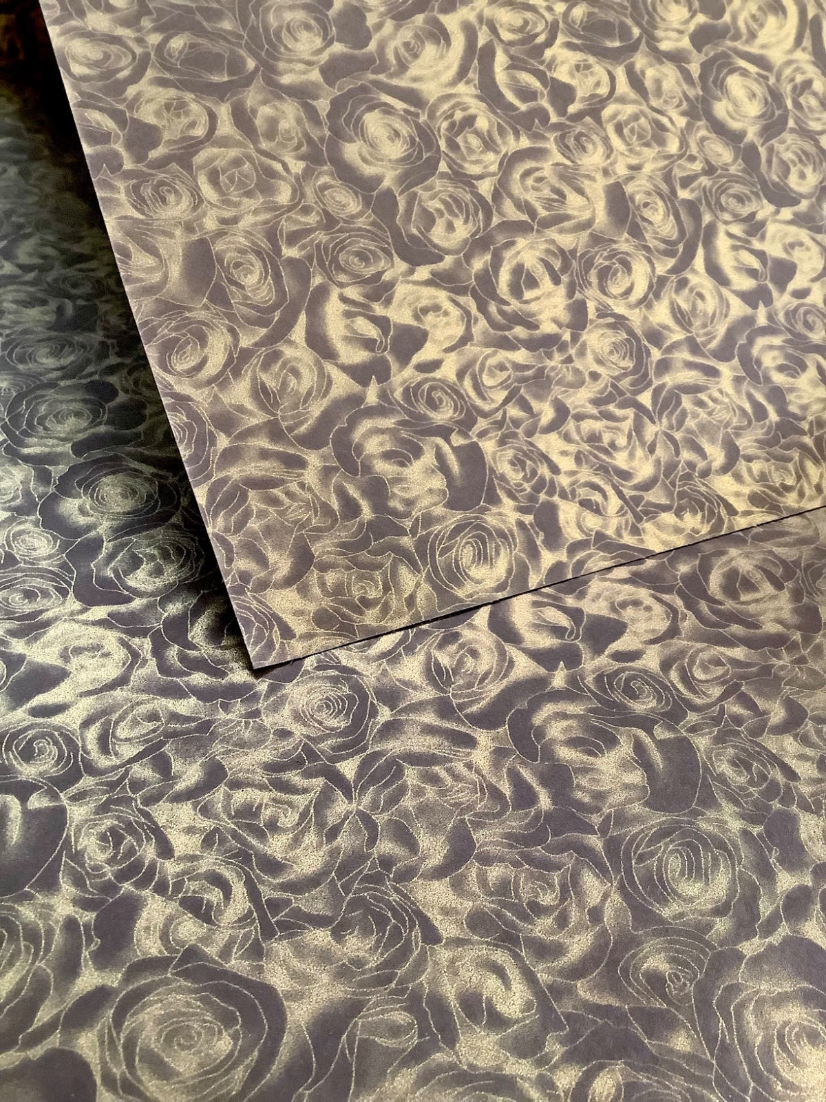 CART. METÁLICA "M" ROSAS CAFÉ 58X89 240g