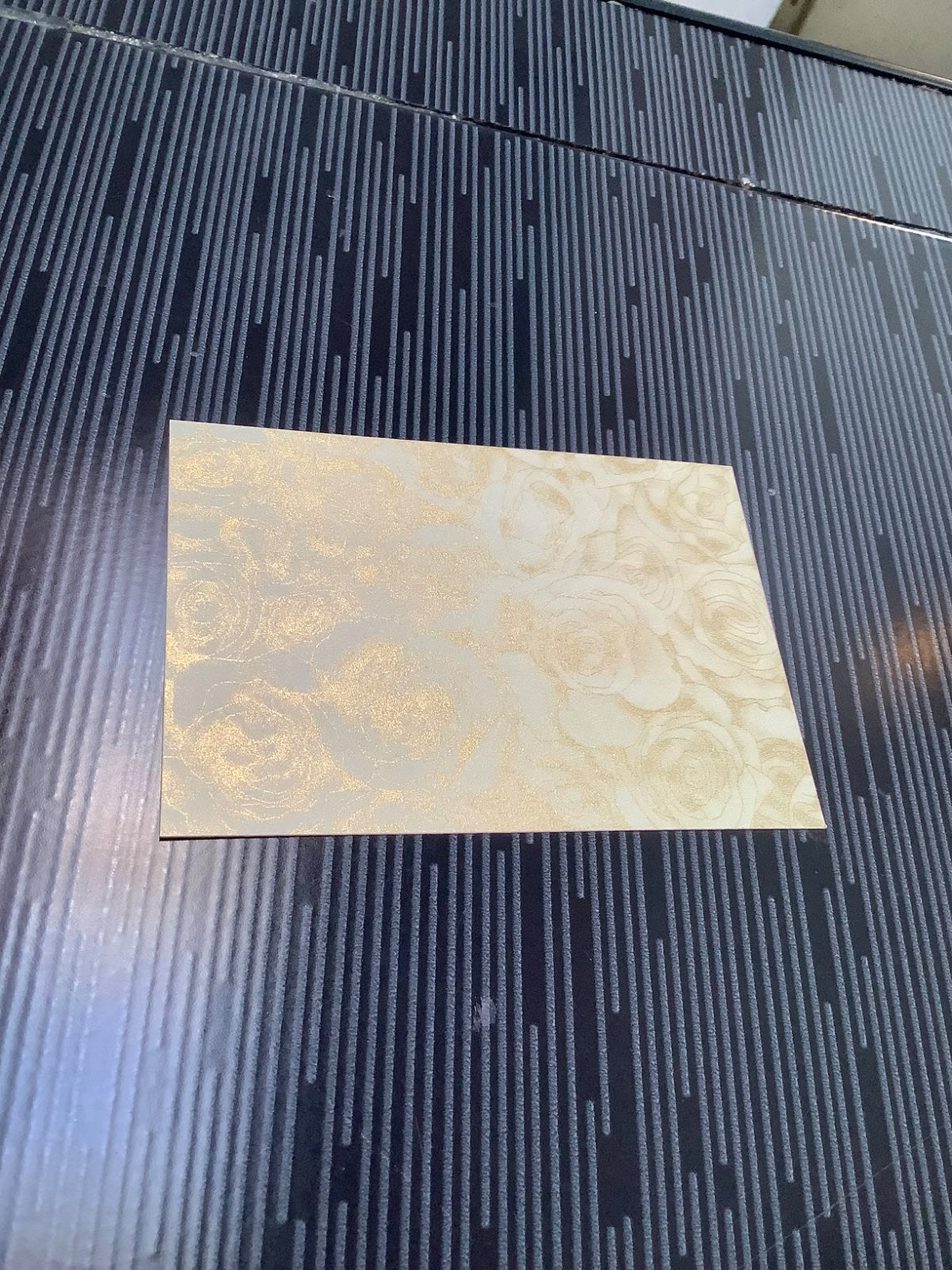 CART. METÁLICA "M" ROSAS MARFIL 58X89 240g