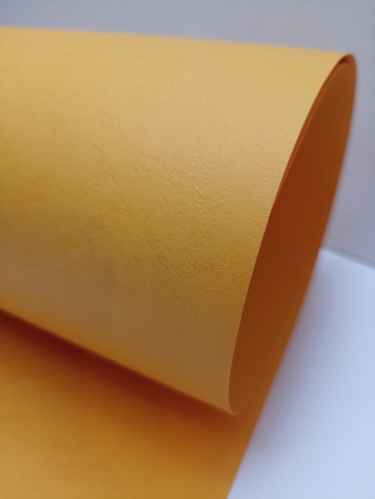 CART. PIEL BUFFALO 58x89cm 240 gr AMARILLO
