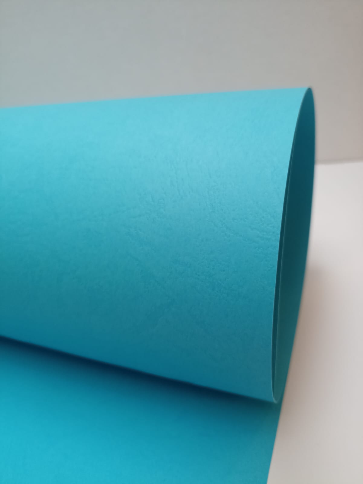 CART. PIEL BUFFALO 58x89cm 240 gr AZUL TURQUEZA