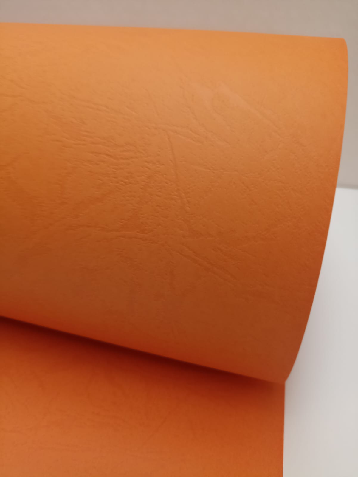 CART. PIEL BUFFALO 58x89cm 240 gr NARANJA