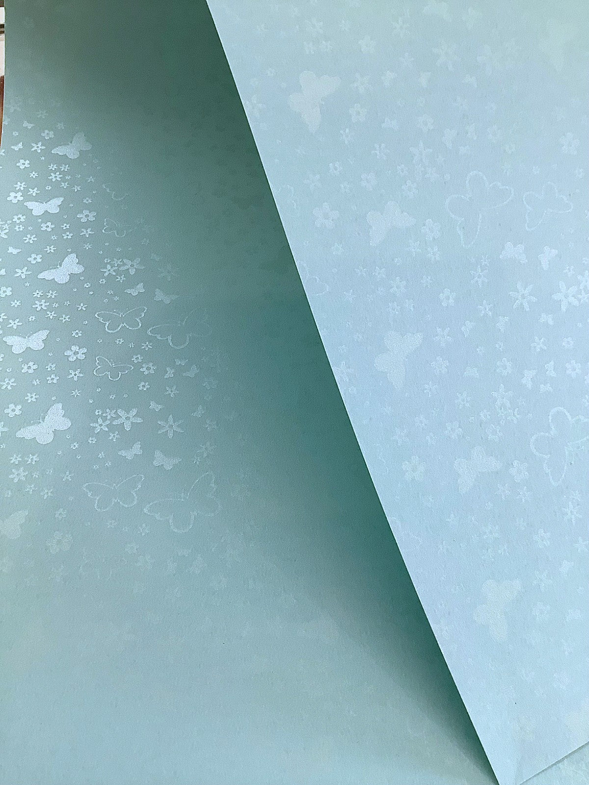 CART. METÁLICA "M" MARIPOSAS OLOR JAZMIN AZUL 58X89 240g