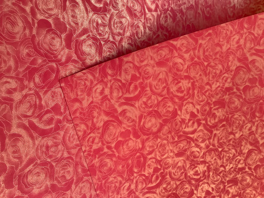 CART. METÁLICA "M" ROSAS ROJA 58X89 240g